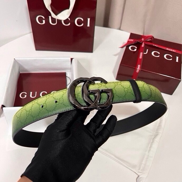 古奇 新款 采用清新淡蓝色调的渐变效果印花，为各项基本功能增添了新的亮点。这款腰带采用带有全面渐变印花效