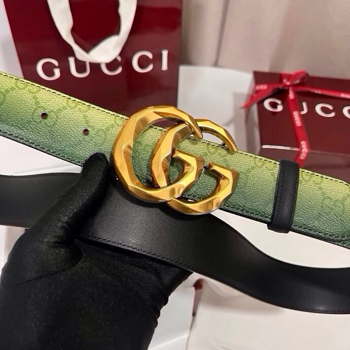 古奇 新款 采用清新淡蓝色调的渐变效果印花，为各项基本功能增添了新的亮点。这款腰带采用带有全面渐变印花效