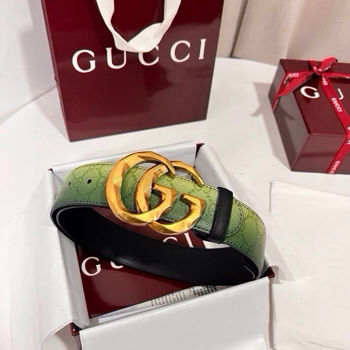 古奇 新款 采用清新淡蓝色调的渐变效果印花，为各项基本功能增添了新的亮点。这款腰带采用带有全面渐变印花效