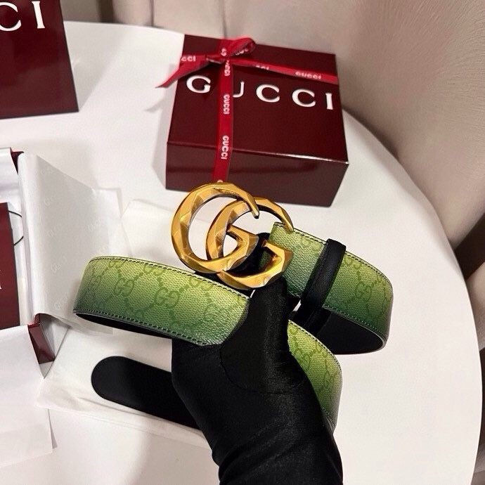 古奇 新款 采用清新淡蓝色调的渐变效果印花，为各项基本功能增添了新的亮点。这款腰带采用带有全面渐变印花效