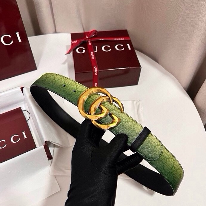 古奇 新款 采用清新淡蓝色调的渐变效果印花，为各项基本功能增添了新的亮点。这款腰带采用带有全面渐变印花效