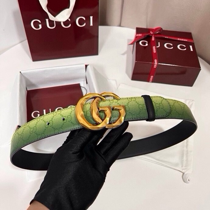 古奇 新款 采用清新淡蓝色调的渐变效果印花，为各项基本功能增添了新的亮点。这款腰带采用带有全面渐变印花效