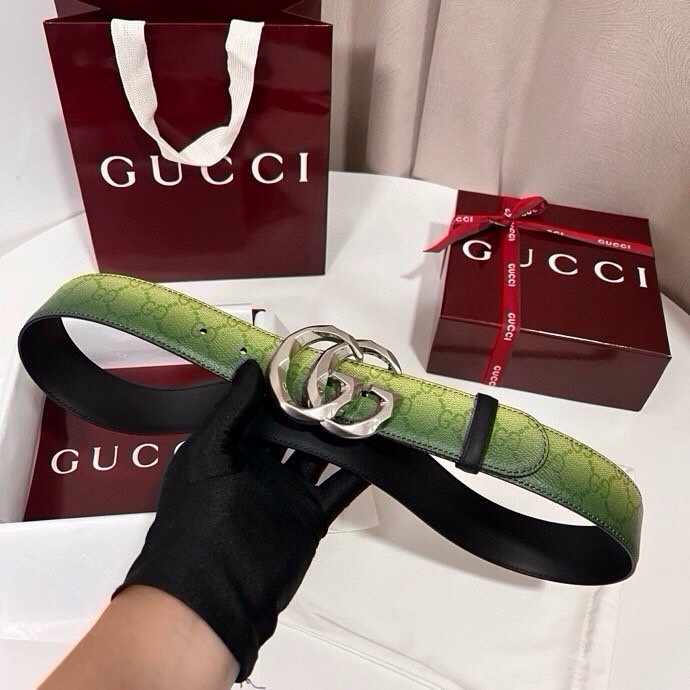 古奇 新款 采用清新淡蓝色调的渐变效果印花，为各项基本功能增添了新的亮点。这款腰带采用带有全面渐变印花效