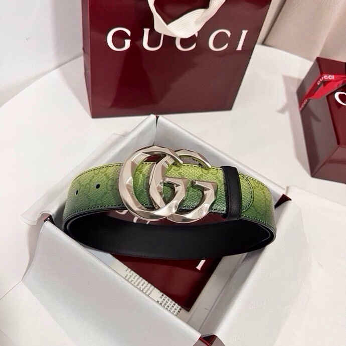 古奇 新款 采用清新淡蓝色调的渐变效果印花，为各项基本功能增添了新的亮点。这款腰带采用带有全面渐变印花效