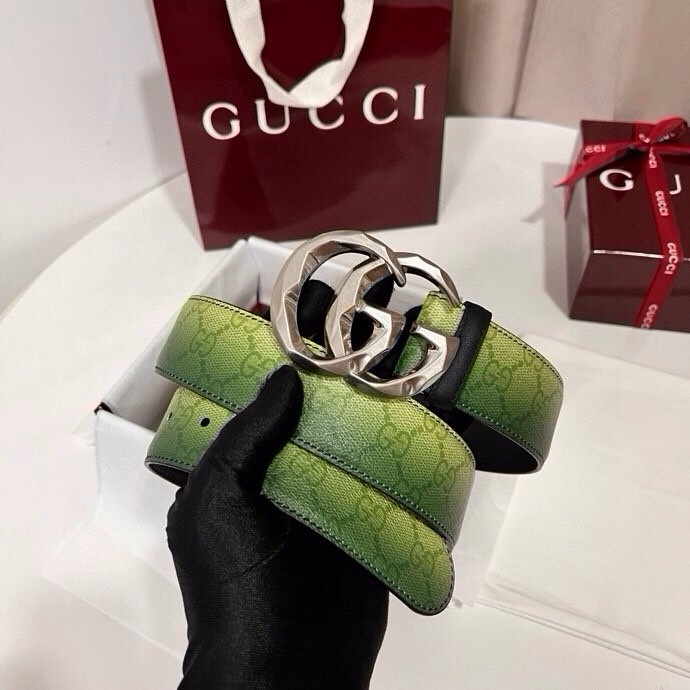 古奇 新款 采用清新淡蓝色调的渐变效果印花，为各项基本功能增添了新的亮点。这款腰带采用带有全面渐变印花效