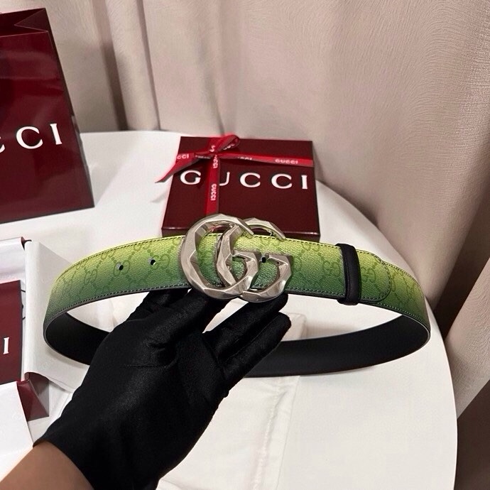 古奇 新款 采用清新淡蓝色调的渐变效果印花，为各项基本功能增添了新的亮点。这款腰带采用带有全面渐变印花效