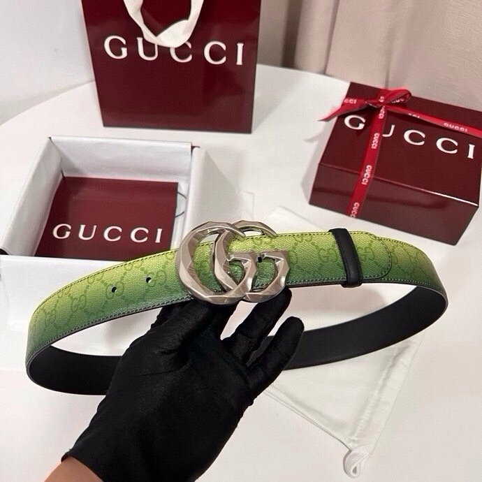 古奇 新款 采用清新淡蓝色调的渐变效果印花，为各项基本功能增添了新的亮点。这款腰带采用带有全面渐变印花效