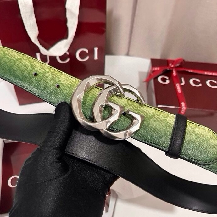 古奇 新款 采用清新淡蓝色调的渐变效果印花，为各项基本功能增添了新的亮点。这款腰带采用带有全面渐变印花效