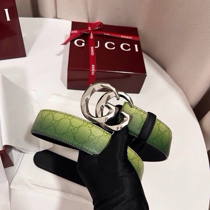 古奇 新款 采用清新淡蓝色调的渐变效果印花，为各项基本功能增添了新的亮点。这款腰带采用带有全面渐变印花效