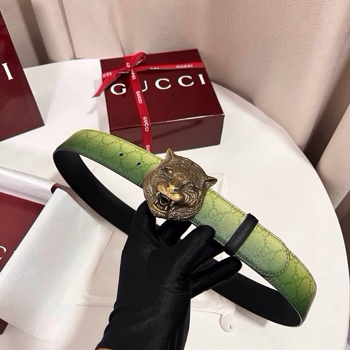 古奇 新款 采用清新淡蓝色调的渐变效果印花，为各项基本功能增添了新的亮点。这款腰带采用带有全面渐变印花效