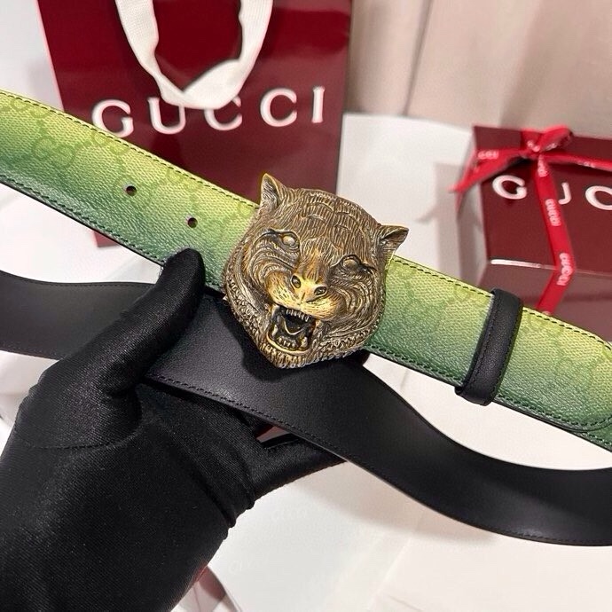 古奇 新款 采用清新淡蓝色调的渐变效果印花，为各项基本功能增添了新的亮点。这款腰带采用带有全面渐变印花效