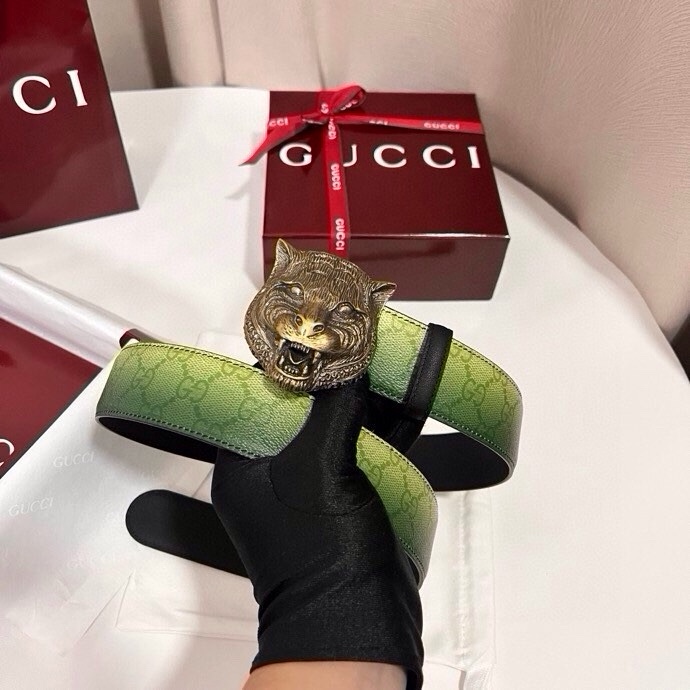 古奇 新款 采用清新淡蓝色调的渐变效果印花，为各项基本功能增添了新的亮点。这款腰带采用带有全面渐变印花效