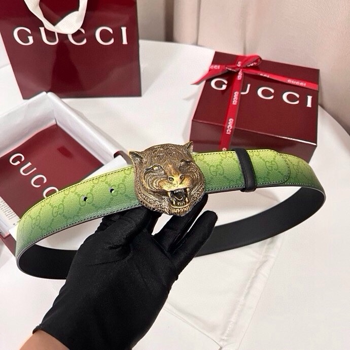 古奇 新款 采用清新淡蓝色调的渐变效果印花，为各项基本功能增添了新的亮点。这款腰带采用带有全面渐变印花效