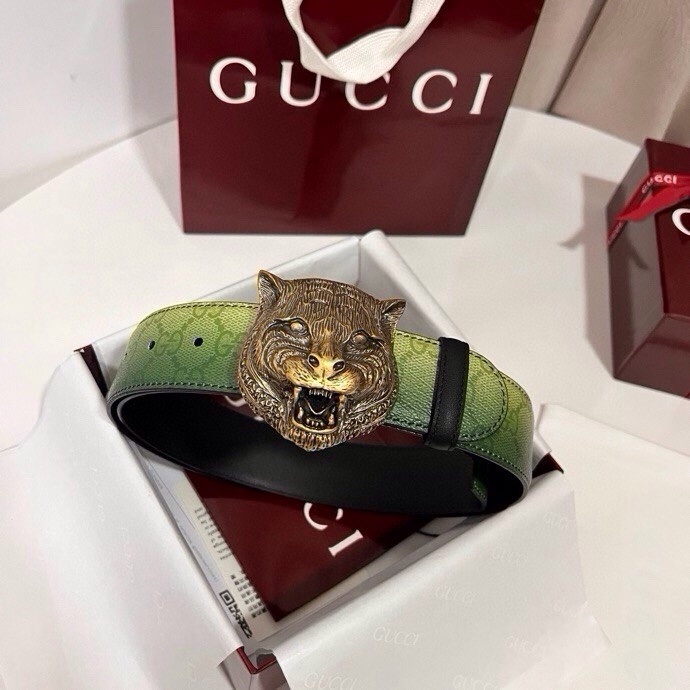 古奇 新款 采用清新淡蓝色调的渐变效果印花，为各项基本功能增添了新的亮点。这款腰带采用带有全面渐变印花效