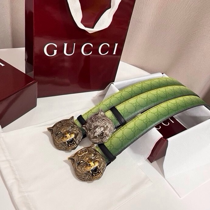 古奇 新款 采用清新淡蓝色调的渐变效果印花，为各项基本功能增添了新的亮点。这款腰带采用带有全面渐变印花效