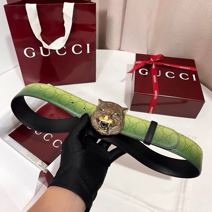 古奇 新款 采用清新淡蓝色调的渐变效果印花，为各项基本功能增添了新的亮点。这款腰带采用带有全面渐变印花效