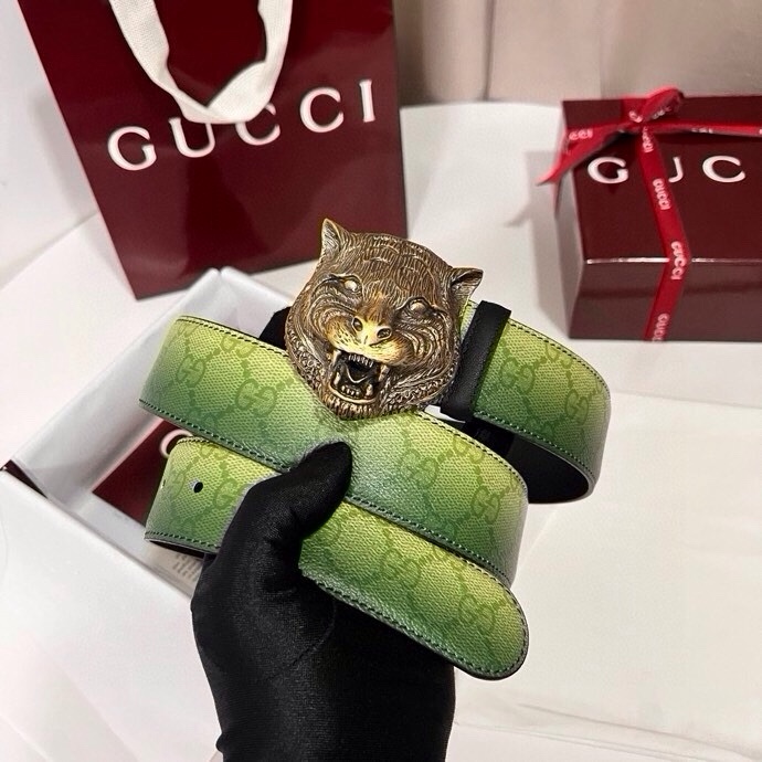 古奇 新款 采用清新淡蓝色调的渐变效果印花，为各项基本功能增添了新的亮点。这款腰带采用带有全面渐变印花效