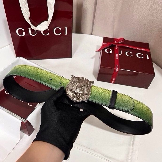 古奇 新款 采用清新淡蓝色调的渐变效果印花，为各项基本功能增添了新的亮点。这款腰带采用带有全面渐变印花效