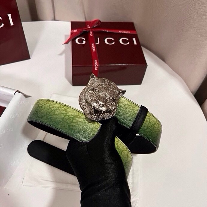 古奇 新款 采用清新淡蓝色调的渐变效果印花，为各项基本功能增添了新的亮点。这款腰带采用带有全面渐变印花效