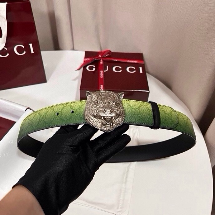 古奇 新款 采用清新淡蓝色调的渐变效果印花，为各项基本功能增添了新的亮点。这款腰带采用带有全面渐变印花效