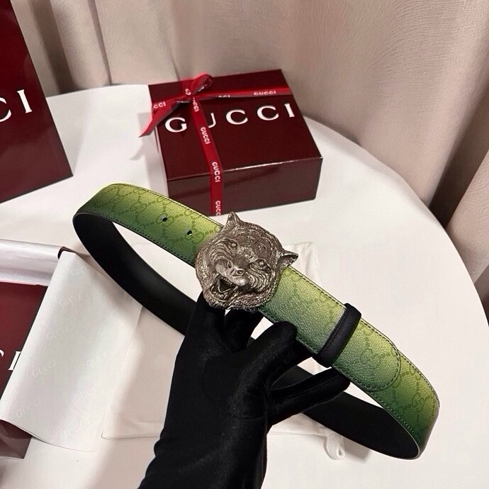 古奇 新款 采用清新淡蓝色调的渐变效果印花，为各项基本功能增添了新的亮点。这款腰带采用带有全面渐变印花效