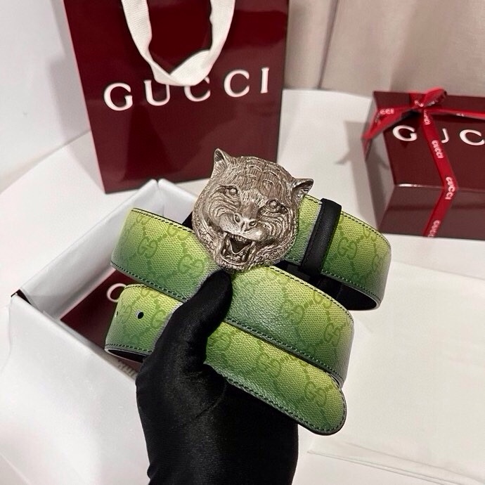 古奇 新款 采用清新淡蓝色调的渐变效果印花，为各项基本功能增添了新的亮点。这款腰带采用带有全面渐变印花效