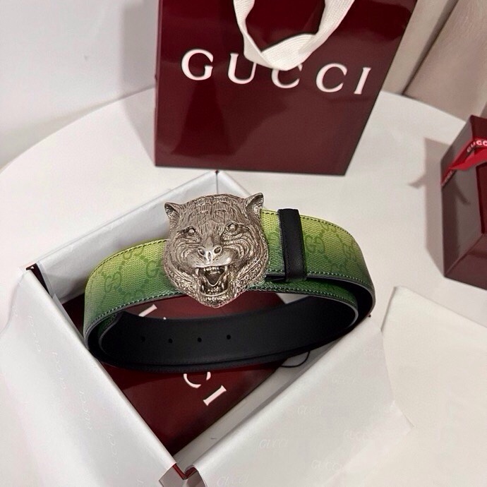 古奇 新款 采用清新淡蓝色调的渐变效果印花，为各项基本功能增添了新的亮点。这款腰带采用带有全面渐变印花效