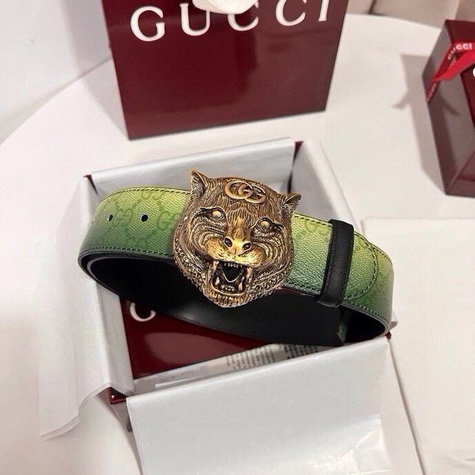 古奇 新款 采用清新淡蓝色调的渐变效果印花，为各项基本功能增添了新的亮点。这款腰带采用带有全面渐变印花效