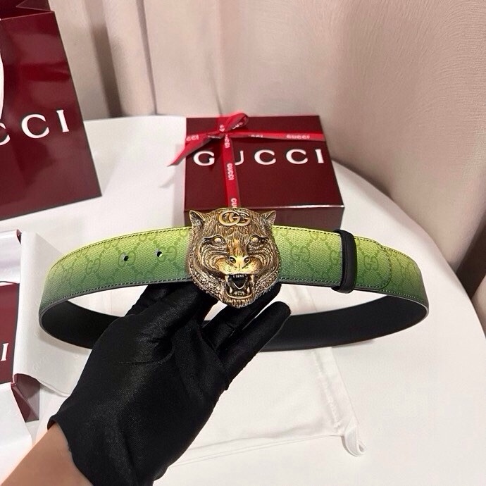 古奇 新款 采用清新淡蓝色调的渐变效果印花，为各项基本功能增添了新的亮点。这款腰带采用带有全面渐变印花效