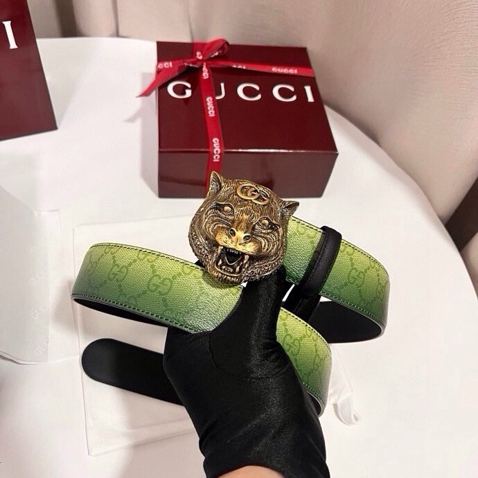 古奇 新款 采用清新淡蓝色调的渐变效果印花，为各项基本功能增添了新的亮点。这款腰带采用带有全面渐变印花效