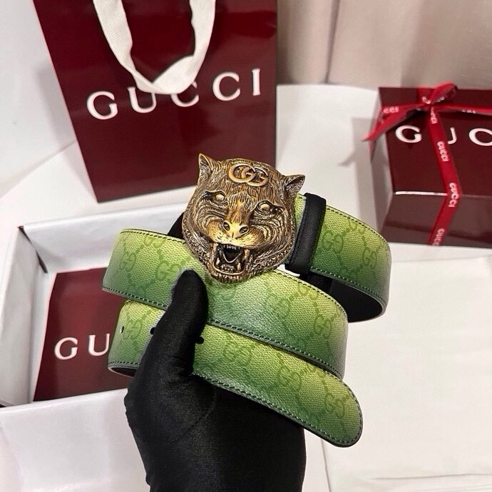 古奇 新款 采用清新淡蓝色调的渐变效果印花，为各项基本功能增添了新的亮点。这款腰带采用带有全面渐变印花效