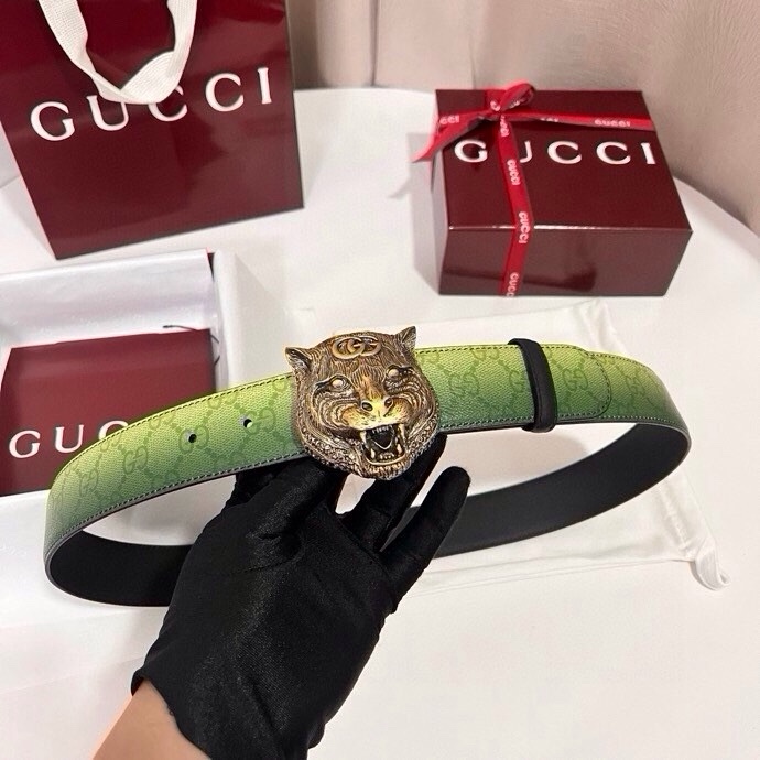 古奇 新款 采用清新淡蓝色调的渐变效果印花，为各项基本功能增添了新的亮点。这款腰带采用带有全面渐变印花效