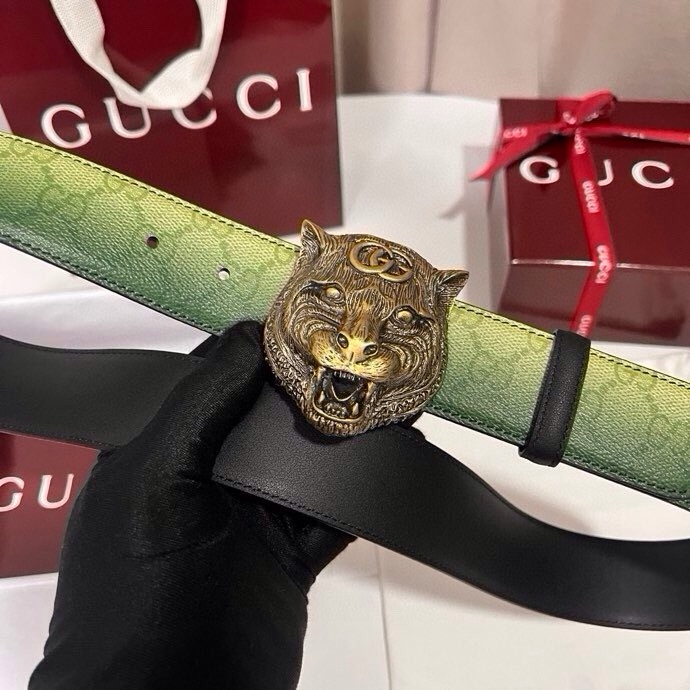 古奇 新款 采用清新淡蓝色调的渐变效果印花，为各项基本功能增添了新的亮点。这款腰带采用带有全面渐变印花效