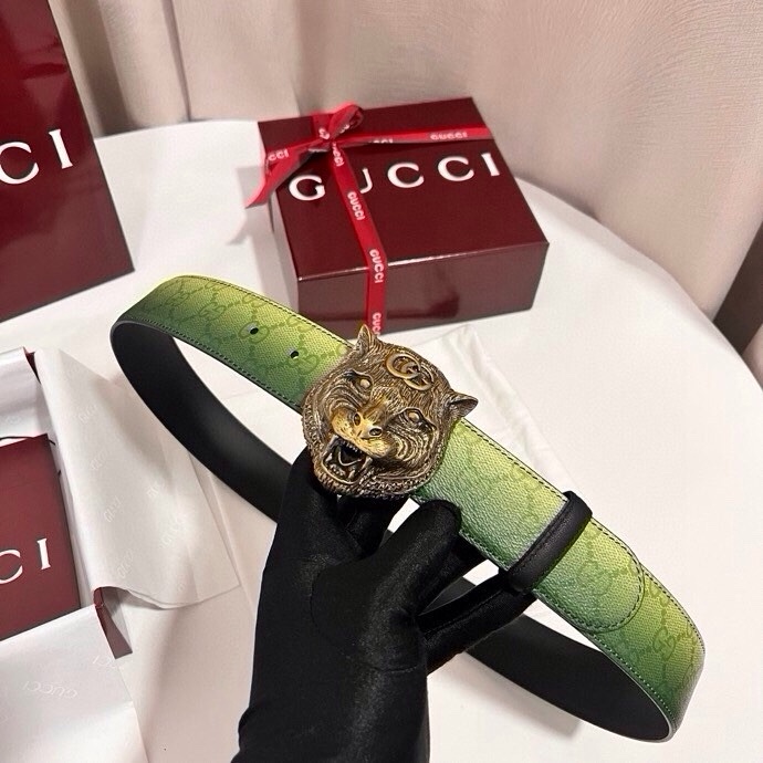 古奇 新款 采用清新淡蓝色调的渐变效果印花，为各项基本功能增添了新的亮点。这款腰带采用带有全面渐变印花效