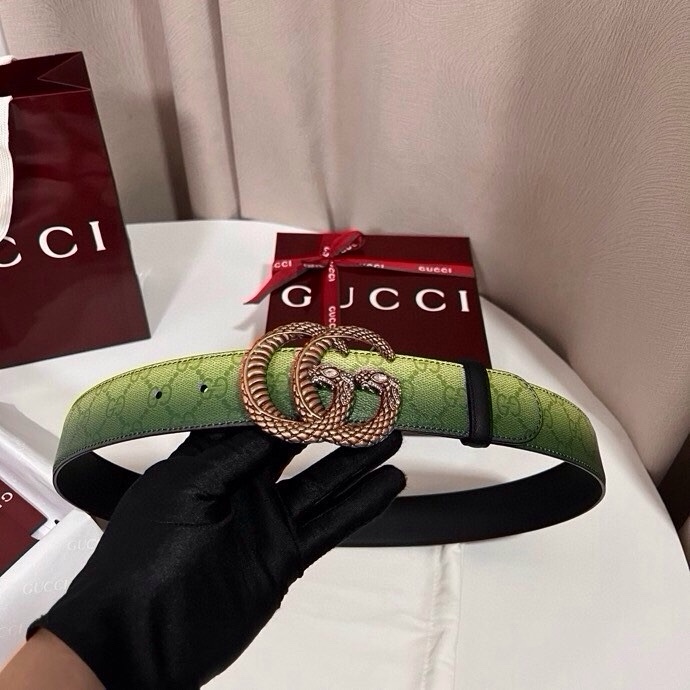 古奇 新款 采用清新淡蓝色调的渐变效果印花，为各项基本功能增添了新的亮点。这款腰带采用带有全面渐变印花效