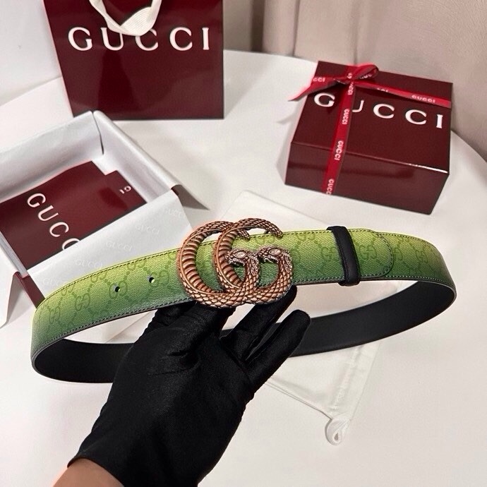 古奇 新款 采用清新淡蓝色调的渐变效果印花，为各项基本功能增添了新的亮点。这款腰带采用带有全面渐变印花效