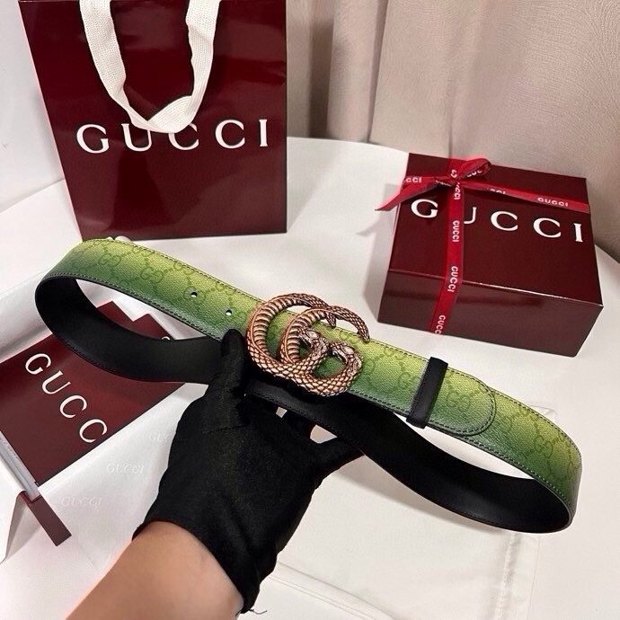 古奇 新款 采用清新淡蓝色调的渐变效果印花，为各项基本功能增添了新的亮点。这款腰带采用带有全面渐变印花效