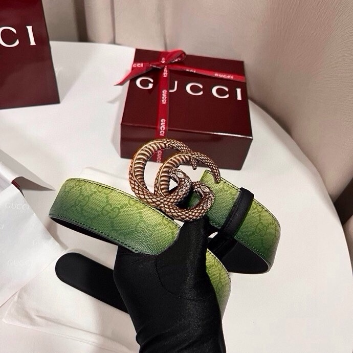 古奇 新款 采用清新淡蓝色调的渐变效果印花，为各项基本功能增添了新的亮点。这款腰带采用带有全面渐变印花效