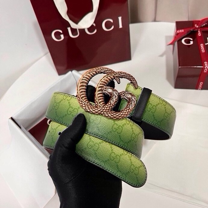 古奇 新款 采用清新淡蓝色调的渐变效果印花，为各项基本功能增添了新的亮点。这款腰带采用带有全面渐变印花效