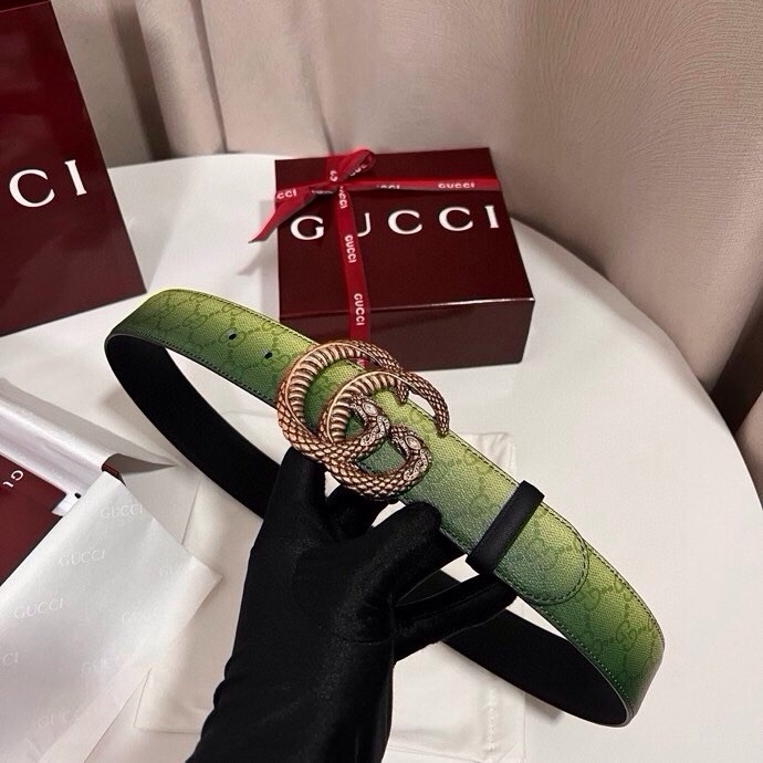 古奇 新款 采用清新淡蓝色调的渐变效果印花，为各项基本功能增添了新的亮点。这款腰带采用带有全面渐变印花效