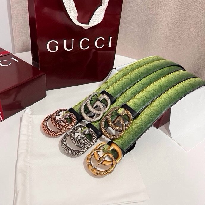 古奇 新款 采用清新淡蓝色调的渐变效果印花，为各项基本功能增添了新的亮点。这款腰带采用带有全面渐变印花效