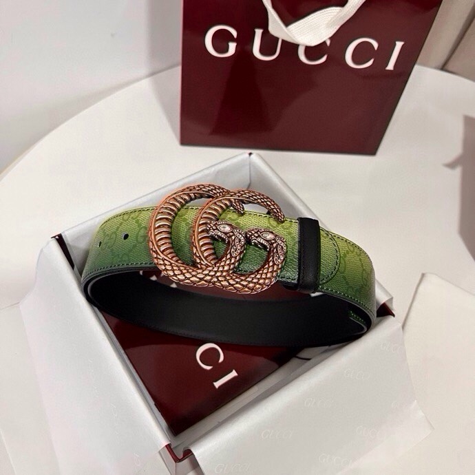 古奇 新款 采用清新淡蓝色调的渐变效果印花，为各项基本功能增添了新的亮点。这款腰带采用带有全面渐变印花效