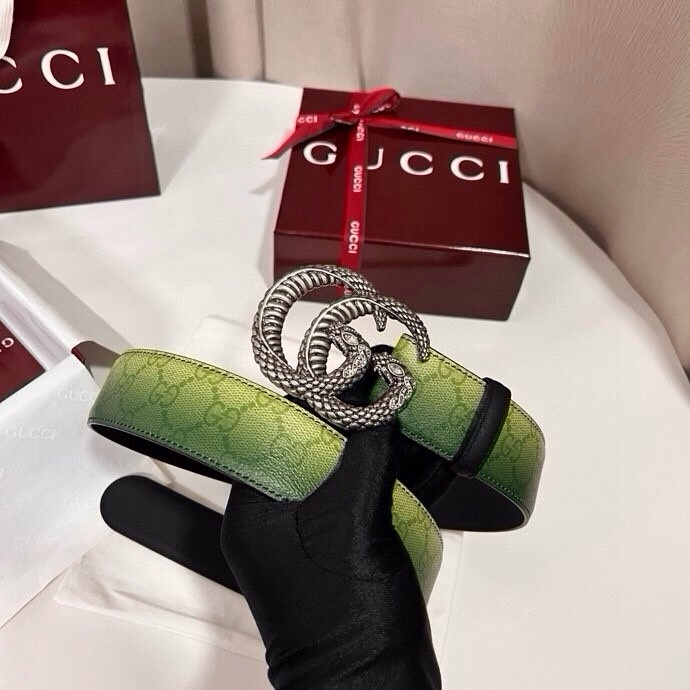 古奇 新款 采用清新淡蓝色调的渐变效果印花，为各项基本功能增添了新的亮点。这款腰带采用带有全面渐变印花效