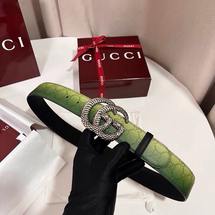 古奇 新款 采用清新淡蓝色调的渐变效果印花，为各项基本功能增添了新的亮点。这款腰带采用带有全面渐变印花效