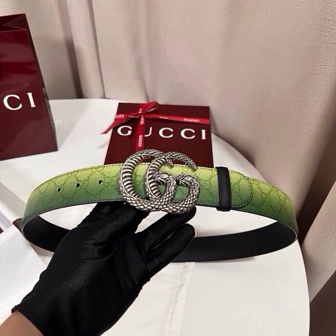 古奇 新款 采用清新淡蓝色调的渐变效果印花，为各项基本功能增添了新的亮点。这款腰带采用带有全面渐变印花效