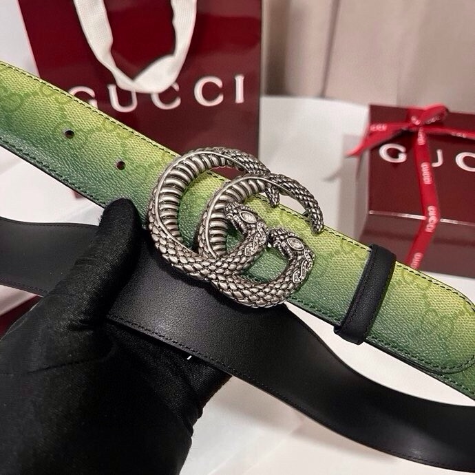 古奇 新款 采用清新淡蓝色调的渐变效果印花，为各项基本功能增添了新的亮点。这款腰带采用带有全面渐变印花效