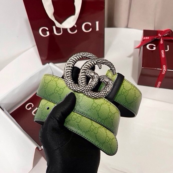 古奇 新款 采用清新淡蓝色调的渐变效果印花，为各项基本功能增添了新的亮点。这款腰带采用带有全面渐变印花效