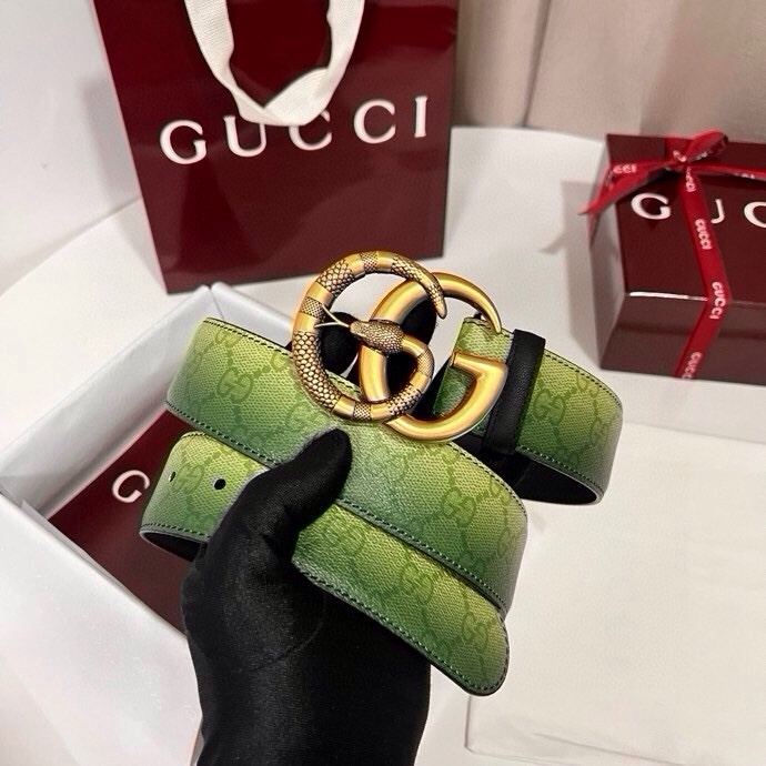 古奇 新款 采用清新淡蓝色调的渐变效果印花，为各项基本功能增添了新的亮点。这款腰带采用带有全面渐变印花效