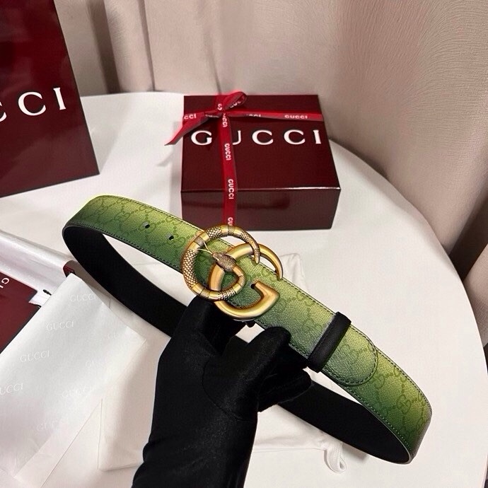 古奇 新款 采用清新淡蓝色调的渐变效果印花，为各项基本功能增添了新的亮点。这款腰带采用带有全面渐变印花效