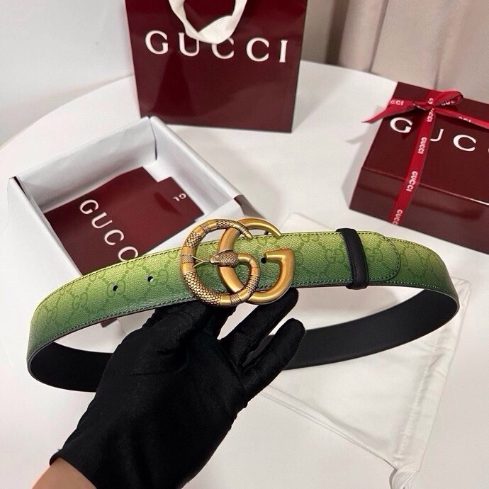 古奇 新款 采用清新淡蓝色调的渐变效果印花，为各项基本功能增添了新的亮点。这款腰带采用带有全面渐变印花效